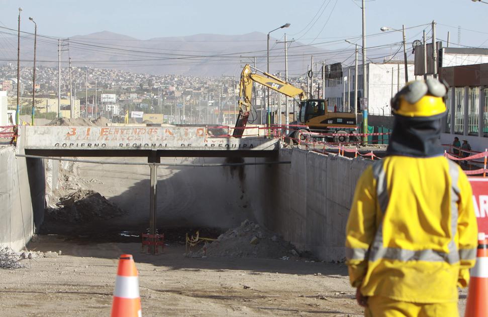 ICCGSA AVANZA OBRAS DE III TRAMO DE VARIANTE DE UCHUMAYO CON DEMOLICIÓN DEL PUENTE FERNANDINI