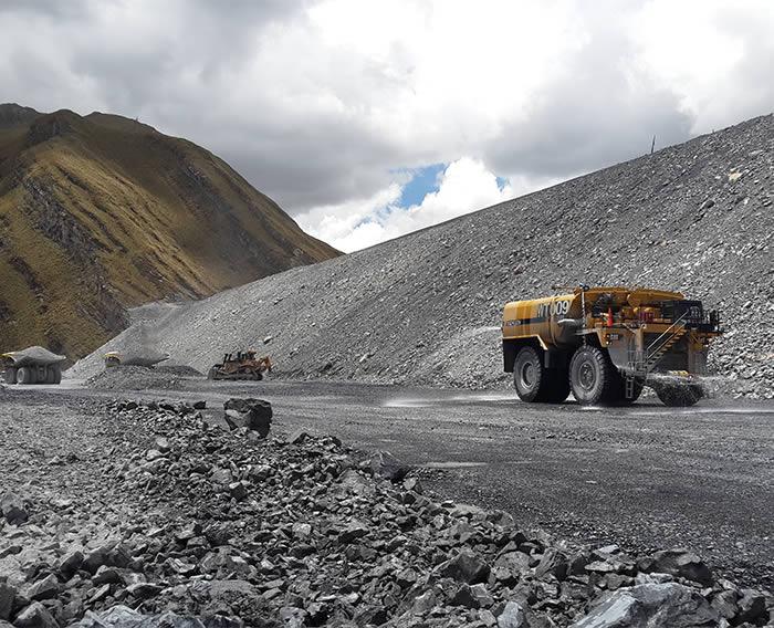 Desbroce y compactación del espaldón de la presa de relaves